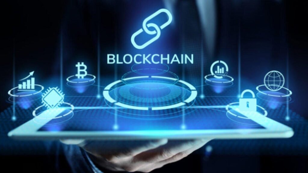 📘 BLOCKCHAIN – CÔNG NGHỆ CỐT LÕI CỦA KỶ NGUYÊN SỐ Từ một công nghệ đứng sau Bitcoin, Blockchain đã trở thành nền tảng cho cuộc cách mạng số toàn cầu – không chỉ trong tài chính, mà còn trong y tế, giáo dục, chuỗi cung ứng và cả... nghệ thuật! 🔗 Blockchain là gì? Hiểu đơn giản, Blockchain là: ➡️ Một cuốn sổ cái kỹ thuật số được chia sẻ công khai, nơi mọi dữ liệu được ghi lại bằng các “khối” liên kết chặt chẽ và không thể sửa đổi. ➡️ Không có một trung tâm điều khiển – tất cả đều minh bạch, phi tập trung và bảo mật. 🌐 Blockchain đang thay đổi thế giới như thế nào? 🔹 Tài chính phi tập trung (DeFi) – Giao dịch, vay mượn không cần ngân hàng 🔹 NFT – Tài sản số có thể xác thực quyền sở hữu (tác phẩm nghệ thuật, nhạc, vé...) 🔹 Game Web3 – Người chơi thật sự sở hữu vật phẩm trong game 🔹 Quản lý chuỗi cung ứng – Truy xuất nguồn gốc hàng hóa từ nông trại đến siêu thị 🔹 Y tế & giáo dục – Bảo mật hồ sơ, bằng cấp không thể làm giả 🔹 Bầu cử & quản trị – Hệ thống bỏ phiếu minh bạch, không thể gian lận 🚀 Vì sao Blockchain được gọi là “xương sống của Web3”? Không phụ thuộc vào bên thứ ba Dữ liệu minh bạch, không thể sửa Cho phép hợp đồng thông minh (smart contract) tự động thực thi Tạo ra nền kinh tế mới: phi tập trung, số hóa, công bằng hơn 🎓 Ai nên quan tâm đến Blockchain? ✅ Người mới học công nghệ – bắt đầu từ khái niệm & tạo ví crypto ✅ Lập trình viên – học smart contract, phát triển dApp ✅ Startup – tìm hướng đi mới cho ứng dụng phi tập trung ✅ Nhà đầu tư – hiểu rõ nền tảng trước khi “xuống tiền” ✅ Sinh viên, marketer, designer… – khám phá cơ hội từ Web3, NFT, DAO... 💡 Blockchain không phải "chỉ dành cho dân IT" – mà là công cụ để định hình lại cách chúng ta tin tưởng, giao dịch và xây dựng cộng đồng trong thời đại số. 📍 Theo dõi chuyên mục Blockchain & Tiền mã hóa để khám phá: Hệ sinh thái Web3 Ứng dụng Blockchain tại Việt Nam Cách học & làm việc trong lĩnh vực này Dự án nổi bật & cơ hội nghề nghiệp mới #BlockchainLaGi #CongNgheSo #BlockchainVietnam #Web3 #DeFi #NFT #AIBlockchainVN #TuongLaiPhiTapTrung #TriThucCongNghe