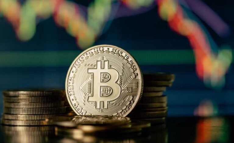 📘 BLOCKCHAIN & TIỀN MÃ HÓA │ HỆ SINH THÁI & NỀN TẢNG – AI ĐANG DẪN ĐẦU TRONG CUỘC ĐUA PHI TẬP TRUNG? Thế giới blockchain không chỉ có Bitcoin và Ethereum. Đằng sau mỗi token là cả một hệ sinh thái công nghệ đang cạnh tranh khốc liệt để trở thành nền tảng Web3 của tương lai. Vậy đâu là những nền tảng nổi bật? Điểm mạnh của từng hệ sinh thái là gì? Hãy cùng khám phá! 🌐 1. Ethereum – Vua hợp đồng thông minh ✅ Sinh ra khái niệm smart contract ✅ Hỗ trợ hàng chục nghìn dApp: DeFi, NFT, DAO… ✅ Hệ sinh thái lớn mạnh: Uniswap, OpenSea, Lido, Arbitrum, Optimism... 📌 Điểm trừ: Phí gas cao, tốc độ giao dịch thấp → cần đến các giải pháp Layer 2 ⚡ 2. Binance Smart Chain (BSC) ✅ Phí rẻ, giao dịch nhanh ✅ Phù hợp cho người mới & nhà phát triển muốn triển khai nhanh ✅ Dự án nổi bật: PancakeSwap, Venus, Baby Doge Coin... 📌 Phân quyền thấp hơn Ethereum, nhưng phát triển mạnh nhờ cộng đồng và hỗ trợ từ Binance 🚀 3. Solana – Siêu nhanh, siêu rẻ ✅ Xử lý hàng nghìn giao dịch/giây ✅ Phí giao dịch cực thấp ✅ Lý tưởng cho các game Web3, NFT, DePIN 📌 Gặp sự cố kỹ thuật vài lần, nhưng cộng đồng và tốc độ đang cải thiện liên tục 🧱 4. Polygon – Mở rộng cho Ethereum ✅ Tương thích EVM ✅ Phí thấp, tốc độ tốt ✅ Hợp tác với các thương hiệu lớn: Nike, Reddit, Starbucks... 📌 Được coi là cầu nối giữa Web2 và Web3 🧠 5. Những cái tên đang trỗi dậy Avalanche: mạng con Subnet cho doanh nghiệp Near Protocol: lập trình dễ, chi phí thấp Aptos & Sui: sử dụng ngôn ngữ Move, tốc độ cao Cosmos & Polkadot: tập trung vào kết nối giữa các blockchain 🔍 6. Blockchain không chỉ để đầu tư – mà để xây dựng! 📌 Mỗi nền tảng đều có: Ngôn ngữ lập trình riêng Cộng đồng nhà phát triển Cơ hội học bổng, hackathon, quỹ tài trợ API & công cụ dành cho lập trình viên 💡 Chọn hệ sinh thái phù hợp = đi đúng hướng từ đầu Bạn đang là: ✅ Nhà đầu tư → cần hiểu nền tảng nào đáng tin cậy ✅ Lập trình viên → chọn đúng hệ sinh thái để học & phát triển ✅ Doanh nghiệp → chọn nền tảng phù hợp để ứng dụng Web3 📍 Theo dõi chuỗi bài Blockchain & Tiền Mã Hóa để tiếp tục khám phá: Layer 1 vs Layer 2 Stablecoin, Oracle, Bridge, DEX Mô hình Tokenomics của từng hệ So sánh sâu các nền tảng từ góc nhìn kỹ thuật & ứng dụng #BlockchainHeSinhThai #Crypto2025 #LapTrinhWeb3 #DeFi #Solana #Ethereum #Polygon #BinanceSmartChain #AIBlockchainVN #Web3Vietnam